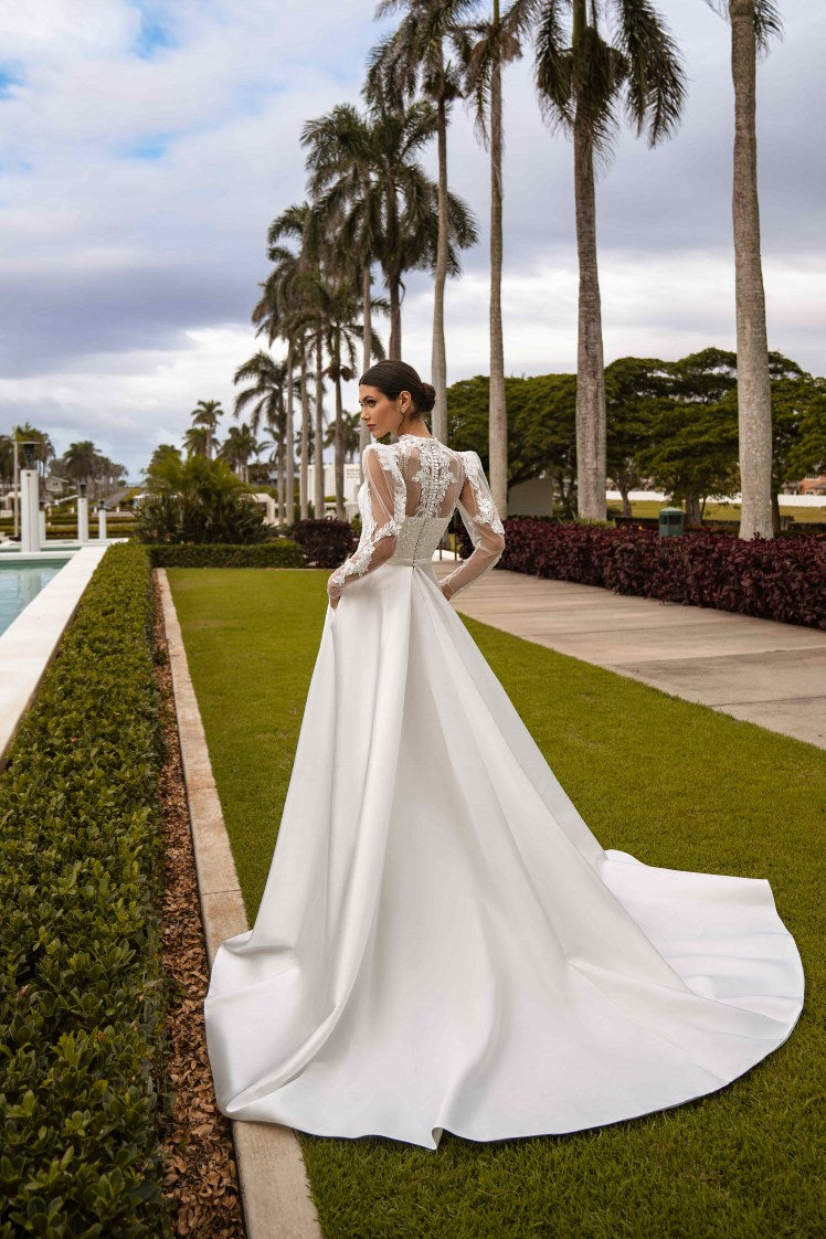 Charming Wedding Dress with Graceful Collar and Luxurious Details | Marelli Exclusive 12 / Ivory Charming Wedding Dress with Graceful Collar and Luxurious Details | Marelli Exclusive 12 / Ivory