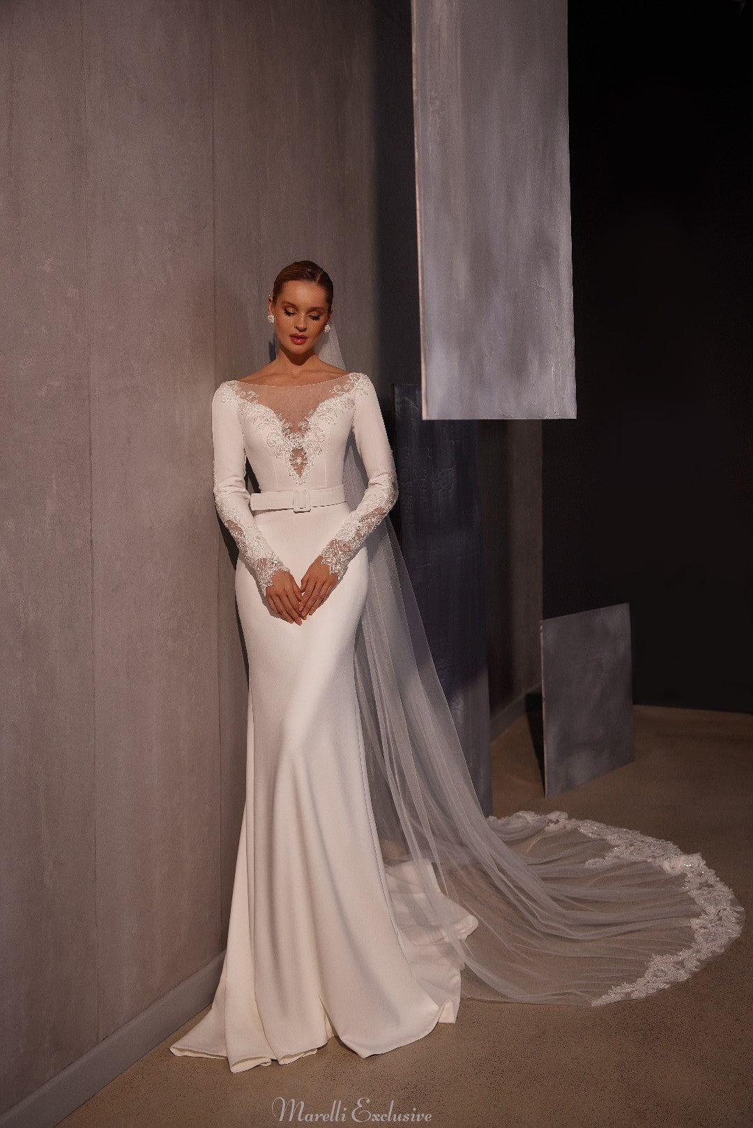 Stretch crepe wedding dress with long train and detachable belt. 8 / Ivory