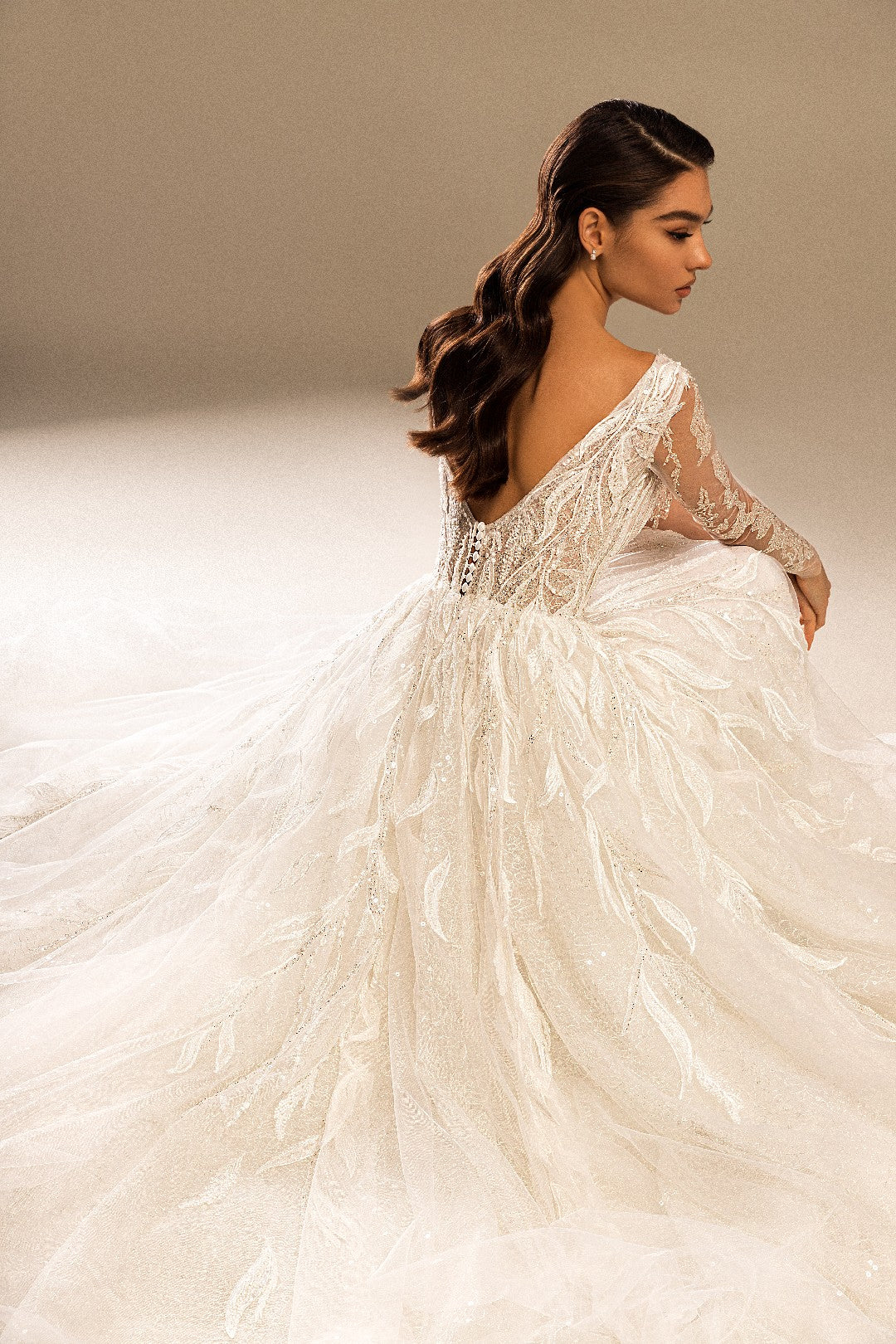 Wedding dress, long flowy ball gown skirt, showstopper. 6 / Ivory Wedding dress, long flowy ball gown skirt, showstopper. 6 / Ivory