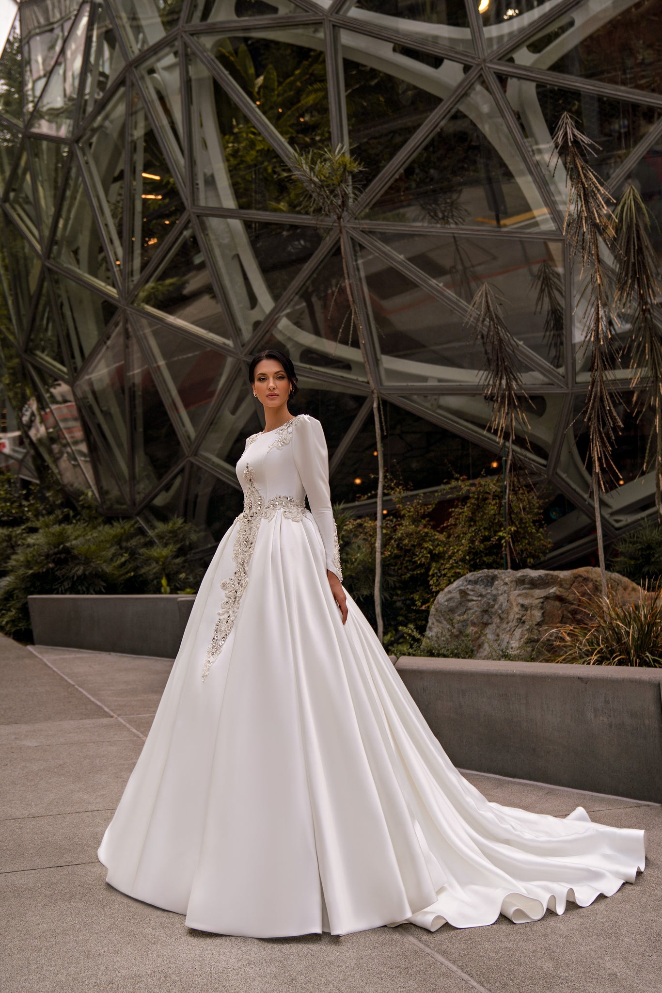 chic minimalist wedding dress A Guide to Minimalist Wedding Dresses for Every Bride - Pretty Happy Love - Wedding Blog